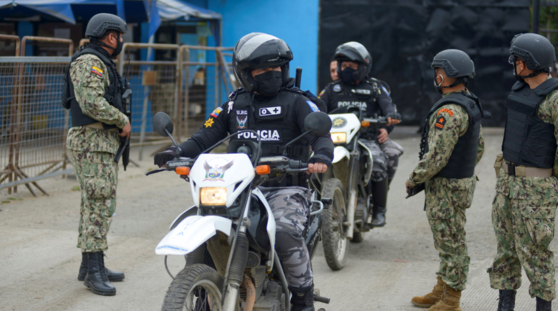 Militares y policías vigilan en las afueras de la penitenciaría de Guayaquil (Ecuador). Foto: EFE