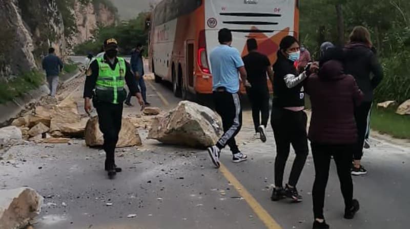 Por el sismo también se registró desprendimiento de rocas en las carreteras de Perú. La Policía Nacional del Perú realiza patrullaje en las zonas afectadas por el sismo en Chachapoyas. Foto: Policía Nacional de Perú
