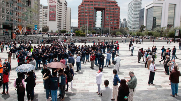 Trabajadores salieron a los exteriores de la Plataforma Financiera por el sismo. Foto: Patricio Terán / EL COMERCIO