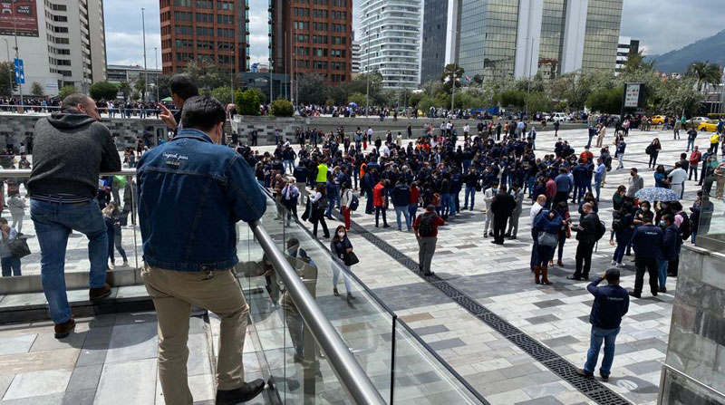 Las personas evacuaron la Plataforma Financiera, durante el sismo registrado este 23 de noviembre del 2021 en Quito. Foto: Patricio Terán/ EL COMERCIO