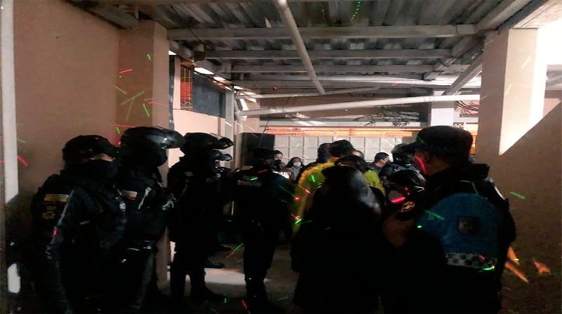 Policías y agentes de control del Municipio suspendieron una fiesta clandestina en La Mena. Foto: Cortesía Intendencia de Pichincha
