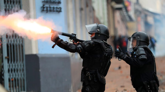 Agentes antimotines durante el paro de octubre de 2019 en Quito. Foto: EFE