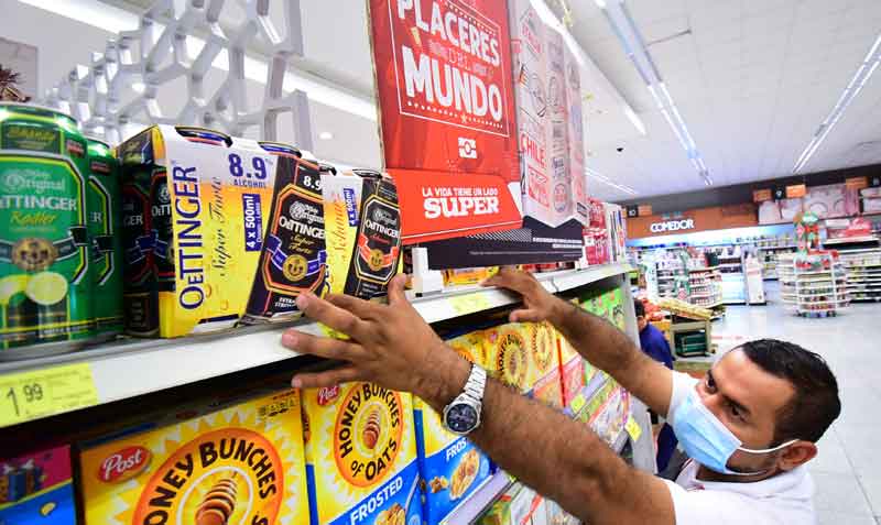 Las personas pueden encontrar en los supermercados cereales, bebidas, cremas y otros, con menores aranceles. Foto: Enrique Pesantes / EL COMERCIO