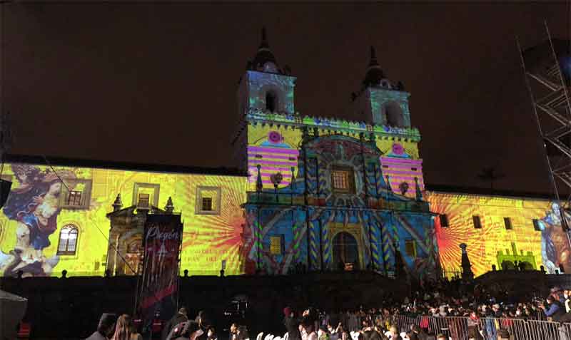 La iglesia de San Francisco luce iluminada en el pregón por las Fiestas de Quito. Foto: Galo Paguay / EL COMERCIO