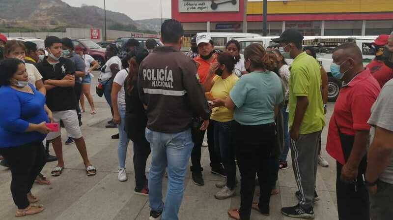 Familiares a la espera de identificar los cuerpos de los fallecidos en los enfrentamientos en la cárcel. Foto: EL COMERCIO
