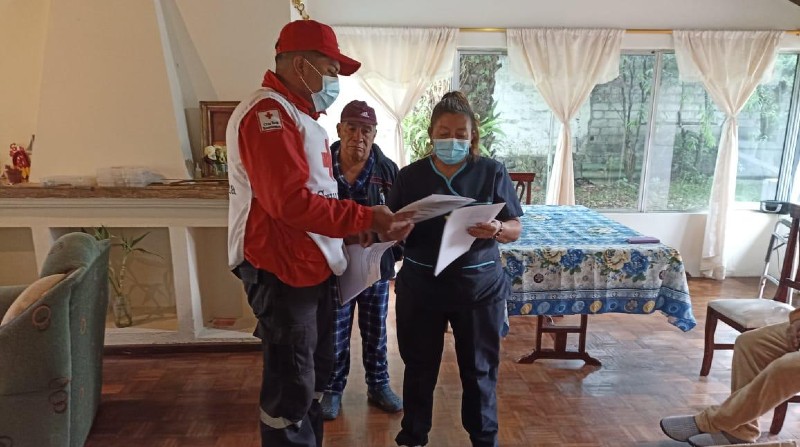 Voluntarios de Cruz Roja realizan atenciones médicas a adultos mayores de centros geriátricos. Foto: cortesía Cruz Roja Ecuatoriana.