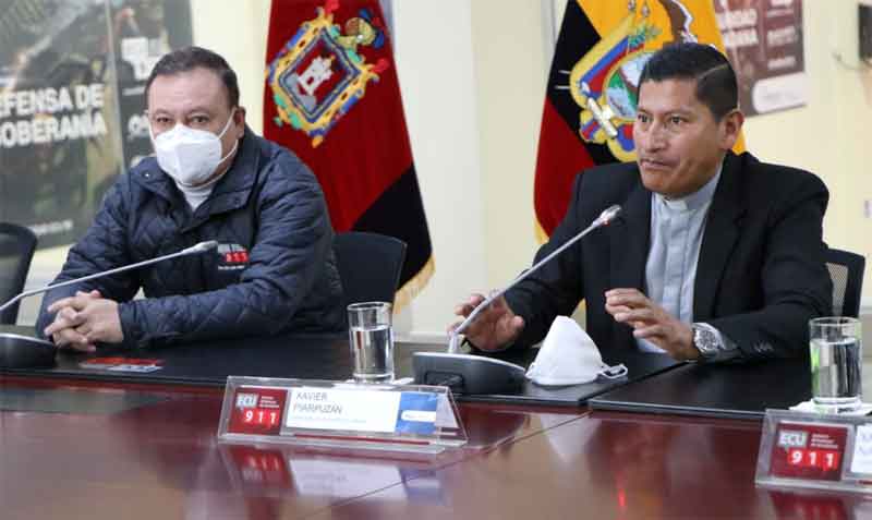 Juan Zapata, presidente del COE nacional, y Javier Piarpuzán, párroco del Santuario de El Quinche, en una rueda de prensa este 10 de noviembre del 2021. Foto: cortesía ECU 911