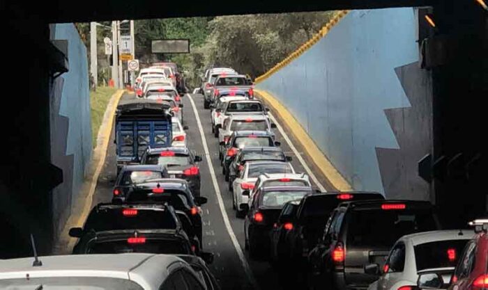 La medida busca reducir la congestión vehicular en las vías de la urbe, durante las horas pico. Foto: archivo / EL COMERCIO