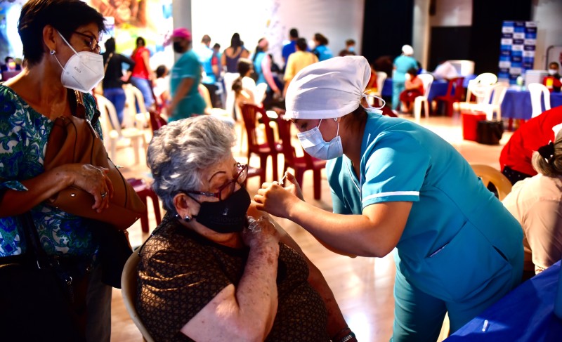 En la minga de inoculación, adultos mayores se acercaron para los refuerzos contra covid-19. Foto: Enrique Pesantes/EL COMERCIO
