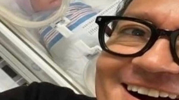 El actor David Reinoso se tomó fotografías con sus hijos recién nacidos. Foto: Redes sociales