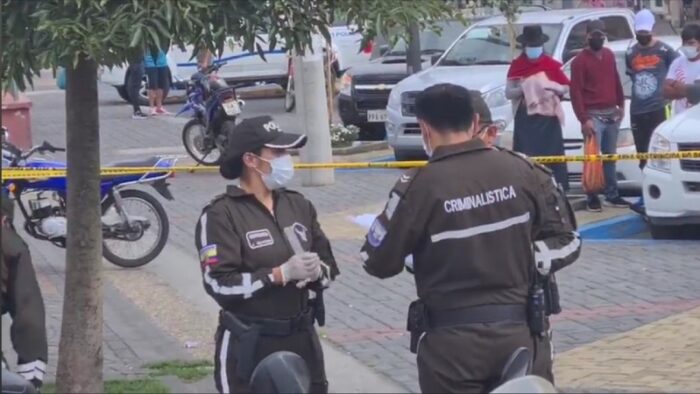 Un grupo de agentes especializados de la Policía Nacional investigan el asesinato de una mujer en el centro histórico de la ciudad de Riobamba. Foto: Cortesía Diario de Riobamba