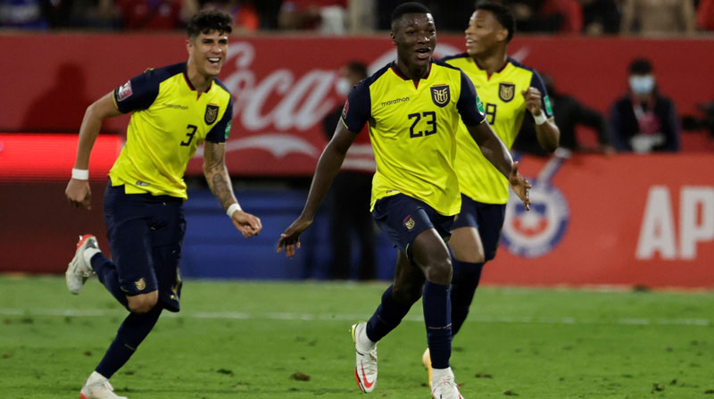 Jugadores de Ecuador festejan un gol en las eliminatorias sudamericanas a Catar 2022. Foto: EFE