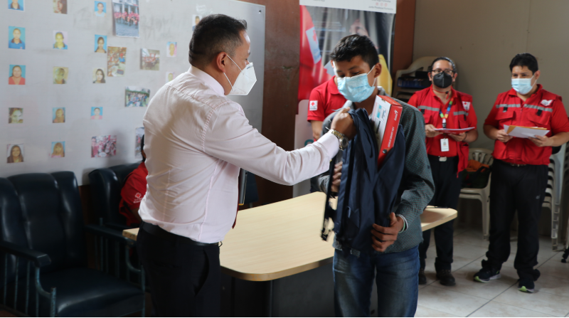 Voluntarios de Cruz Roja entregaron nueve computadoras a chicos del noroccidente de Pichincha. Foto: cortesía Cruz Roja Ecuatoriana.