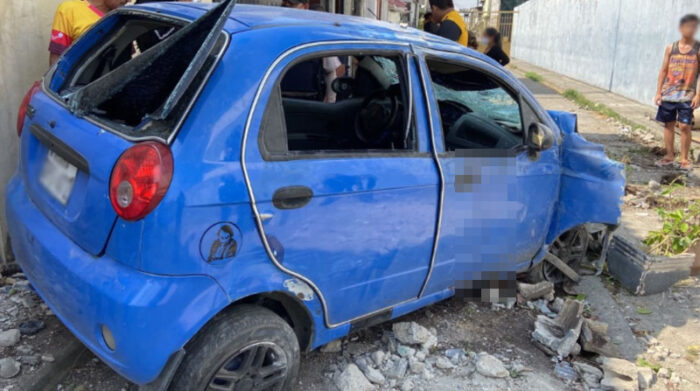 El auto en el que se movilizaba una familia quedó destrozado en Mucho Lote 1, luego de chocar y derribar una pared en el intento del conductor de huir de dos sicarios. Foto: @radio_sucre700