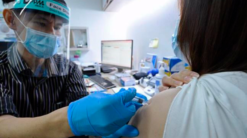 Un doctor inocula la vacuna china Sinovac contra el coronavirus en un centro médico de Singapur. Foto: Europa Press