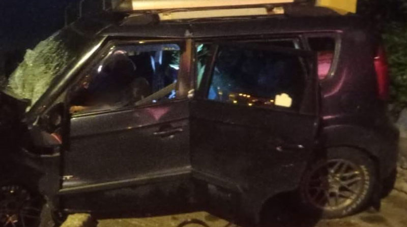Dos fallecidos y tres heridos dejó el estrellamiento de un vehículo todo terreno, cuando circulaba por la vía Calacalí. Foto: Cortesía Cuerpo de Bomberos de Quito
