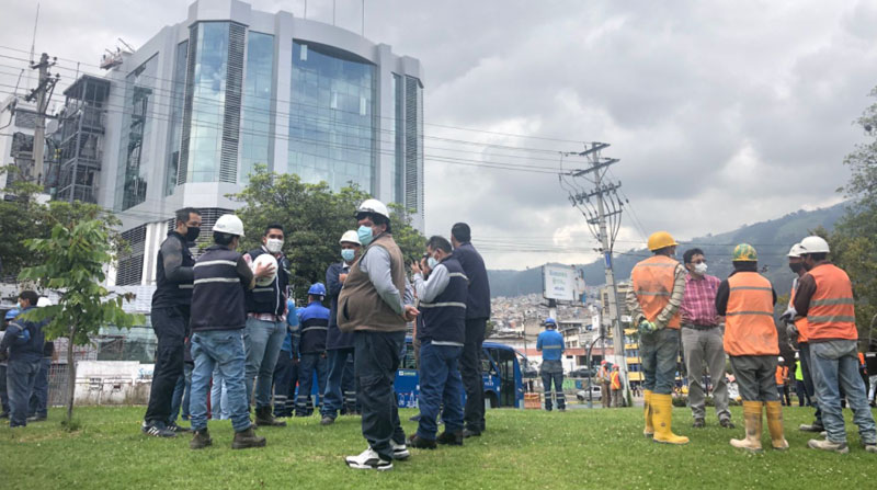 Los empleados y trabajadores que laboraban en distintos edificios de Quito evacuaron, tras el sismo de este 23 de noviembre del 2021. Foto: Julio Estrella/ EL COMERCIO