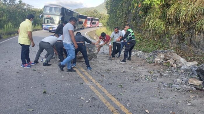 En las carreteras peruanas, la Policía verifica zonas afectadas por el sismo. Foto: Policía Nacional del Perú.