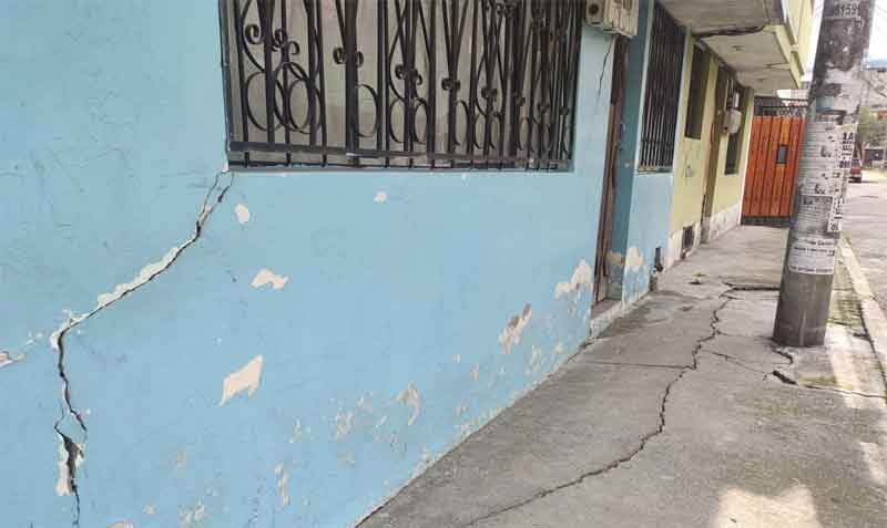 En Solanda hay viviendas con paredes y pisos cuarteados, ventanas trizadas y techos agujereados. Foto: Ivonne Mantilla / EL COMERCIO