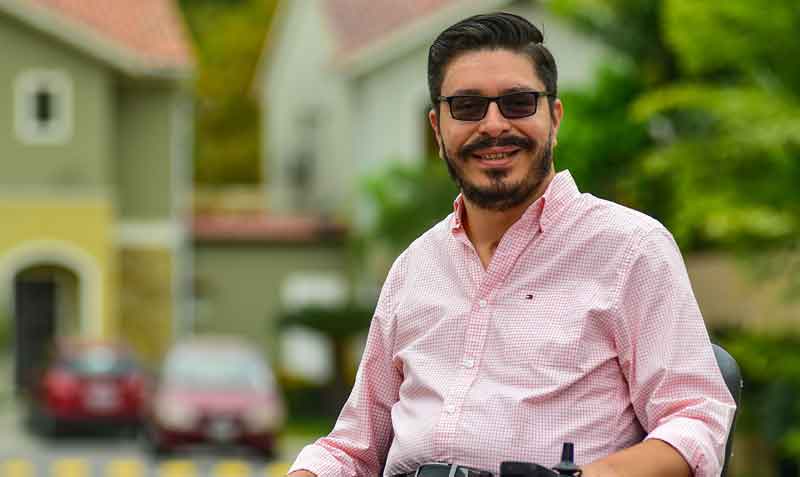 Juan Hidalgo, tiene 37 años y vive en Guayaquil. Él tiene una silla de ruedas eléctrica para moverse por sí solo. Foto: Enrique Pesantes / EL COMERCIO
