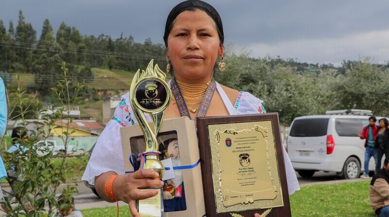 Ana Vela, jefa de Turismo, Cecilia Males Burga, ganadora de la final local y Marcelo Lema, director de Desarrollo Económico Local del Municipio de Otavalo, durante la premiación del certamen. Foto cortesía.