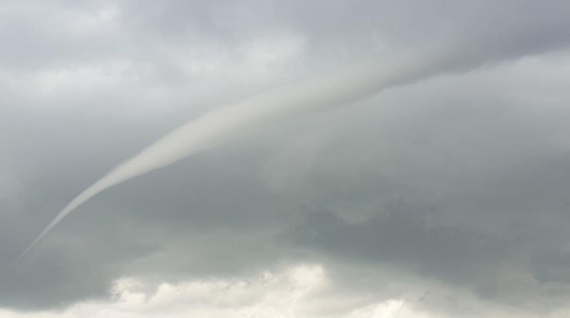 La formación de un supuesto 'tornado' alertó a los quiteños. Foto: Cortesía Jéssica García