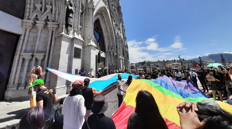 La concentración en el exterior de la Basílica se dio para exigir un alto a la transfobia. Foto: Twitter Danilo Manzano.