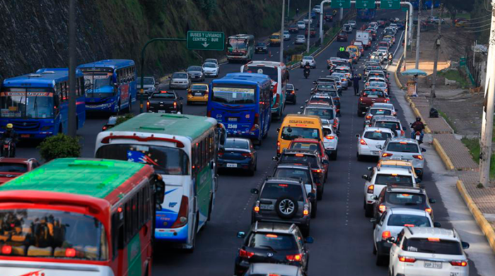 Tráfico en la avenida General Rumiñahui el viernes 5 de noviembre del 2021. Foto: Diego Pallero / EL COMERCIO