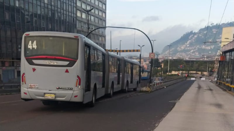 Un biarticulado del Trole se desvía, desde la calle Guayaquil, hacia la avenida Pichincha, en el Centro Histórico. Foto: Cortesía del Municipio de Quito