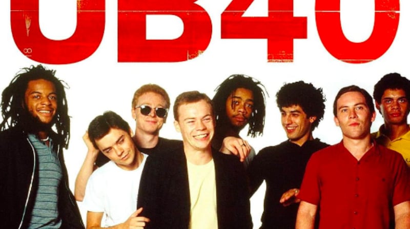 Astro formó parte de esa agrupación hasta el 2013, luego formó otro grupo. UB40 alcanzó fama mundial en la década de 1980 con éxitos como Red Red Wine y Can't Help Falling In Love. Foto Captura portada Álbum Essential UB40