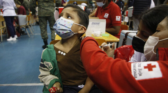Los niños recibieron las dosis, según el esquema dispuesto por el Ministerio de Salud. Foto: Galo Paguay/ EL COMERCIO