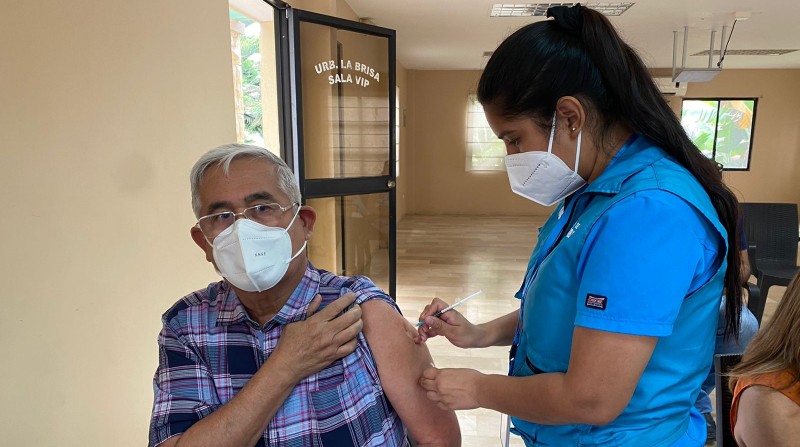 Personal de Salud aplica el refuerzo a adultos mayores, en Guayaquil. Foto: cortesía Ministerio de Salud.