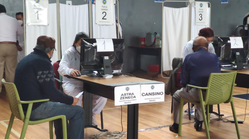 Desde el 8 de noviembre se inicia el plan de vacunación para los profesionales del taxismo y a sus familiares en Quito. Foto: Ivonne Mantilla/ EL COMERCIO