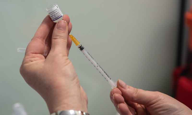 El no vacunarse puede aumentar 20 veces los riesgos de morir. Foto: EFE