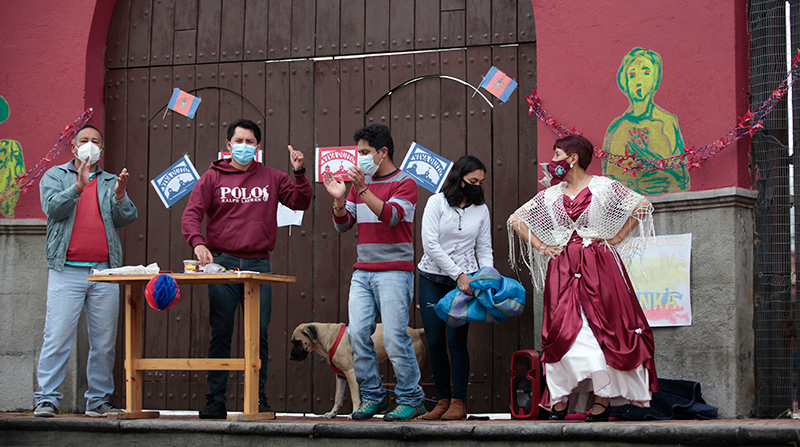 Vecinos del barrio San Blas se preparan para las fiestas de Quito. Foto: Patricio Terán / EL COMERCIO