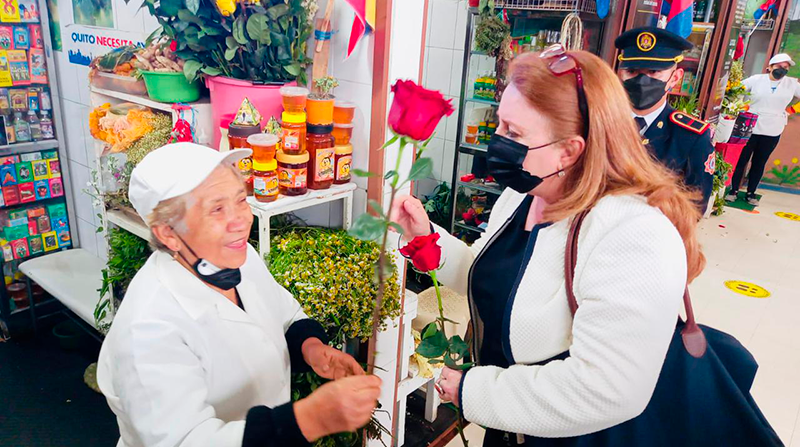 Una comerciante del mercado de San Francisco junto a Deborah Chiriboga, directora del CEN. Foto: EL COMERCIO