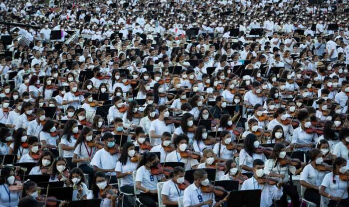 Más de 12 000 músicos se reunieron en un intento de buscar el Récord Guinness. Foto: EFE