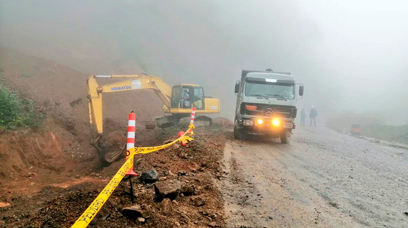 Trabajos de mantenimiento en la vía Cuenca-Molleturo el 12 de noviembre del 2021. Foto: Twitter @MarceloHCabrera