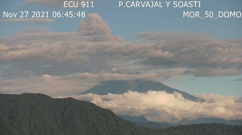 En horas de la mañana se observó una columna de ceniza en el volcán Sangay. Foto: Twitter IG