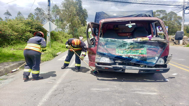 Un choque entre dos vehículos pesados se produjo en Yaruquí. Foto: Twitter Bomberos Quito