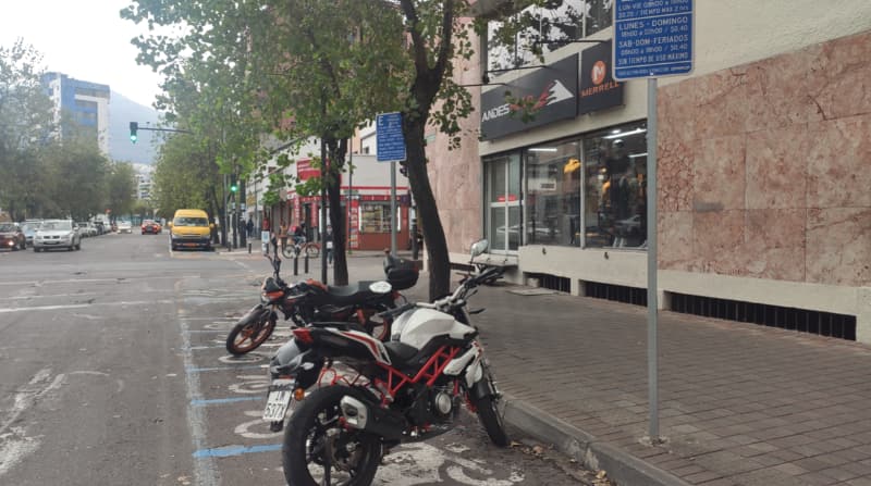 De lunes a viernes, el valor es de 20 centavos, de 08:00 a 17:59. De 18:00 a 02:00 es de 40 centavos. Los fines de semana y feriados, la tarifa es de 40 centavos. en la Zona Azul para motocicletas en Quito. Foto: Cortesía