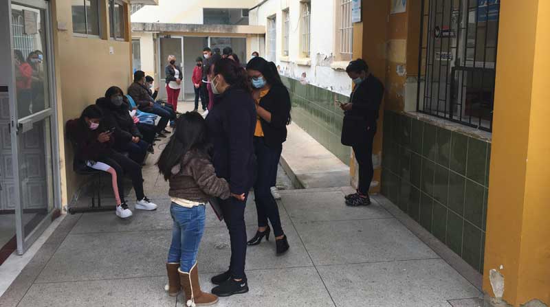 En Tulcán, el Centro de Salud No.1 tuvo afluencia de personas durante el 1 de diciembre de 2021. Foto: EL COMERCIO