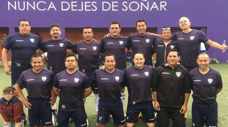 Cristian Aguirre, tercero desde la izquierda en fila inferior, jugó a nivel recreativo con Independiente del Valle. Foto: Cortesía Cristian Aguirre