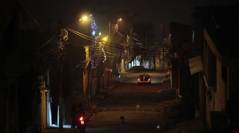A la calle Pinar, en el barrio de Toctiuco en el Centro Histórico de la capital, le hace falta una mejor iluminación. Foto: Patricio Terán / EL COMERCIO