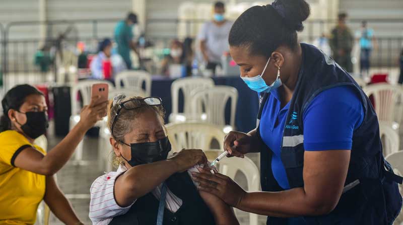 La semana pasada, la explanada de Mucho Lote en Guayaquil volvió a operar como centro de vacunación para ampliar cobertura de inmunización. Foto: Enrique Pensates / EL COMERCIO