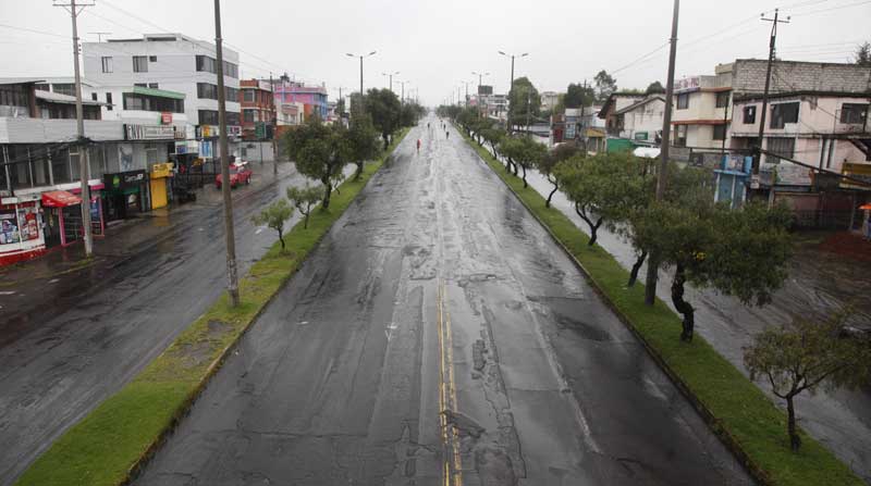 La av. Galo Plaza, en el norte de la capital, es una de las vías que más irregularidades presenta en su superficie. Foto: Galo Paguay / EL COMERCIO