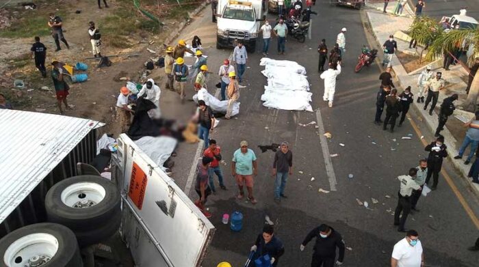 Rescatistas y autoridades trabajan en la zona del accidente de un camión donde viajaban migrantes, en el municipio Chiapa de Corzo, estado de Chiapas. (México). Foto: EFE