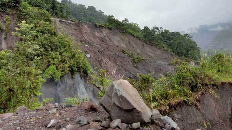 La erosión regresiva sigue causando estragos en el sector de Piedra Fina, Napo. Foto: Tomada de la cuenta Twitter @EPPETROECUADOR