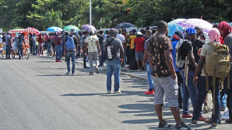 Migrantes haitianos hacen fila para realizar tramites ante las autoridades mexicanas migratorias, en Tapachula, estado de Chiapas (México). Foto: EFE