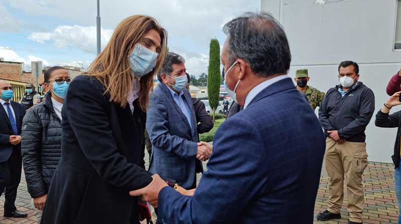La ministra de Transporte de Colombia, Ángela María Orozco, es recibida por el gobernador del Carchi, Yaco Martínez. Foto: Cortesía
